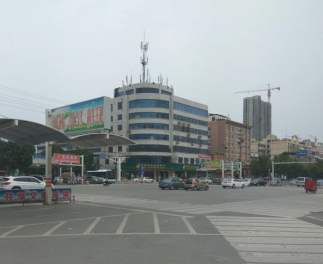 The crossroads of Jiefang Street-Zhonghua Road in Mudan District of Heze City,by live shooting.
