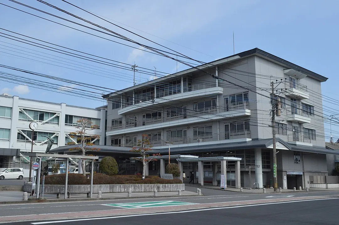 大分県速見郡日出町2974にある日出町役場。