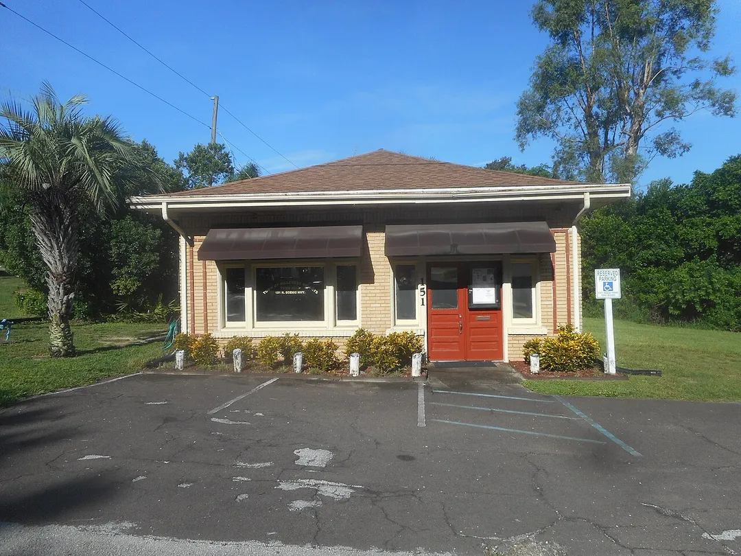 Image of the tiny Hillcrest Heights Town Hall off of Florida State Scenic Road 17 in Hillcrest Heights, Florida. Taken from just outside of the parking lot in the southbound lane of SR 17, a move that's not recommended unless traffic on that road is light. Whatever government activity may have been going on at the town hall, it was quite difficult to see. I had a second image of the town hall, but it didn't turn out so good.