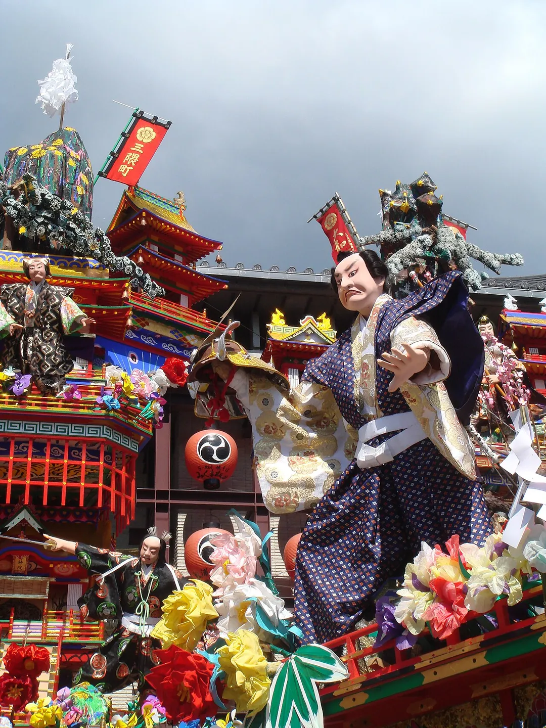 日田祇園祭りの様子。左奥が三隈町山鉾（Mikuma）、右奥が大和町山鉾（Yamato）、右手前が川原町山鉾（Kawahara）である。