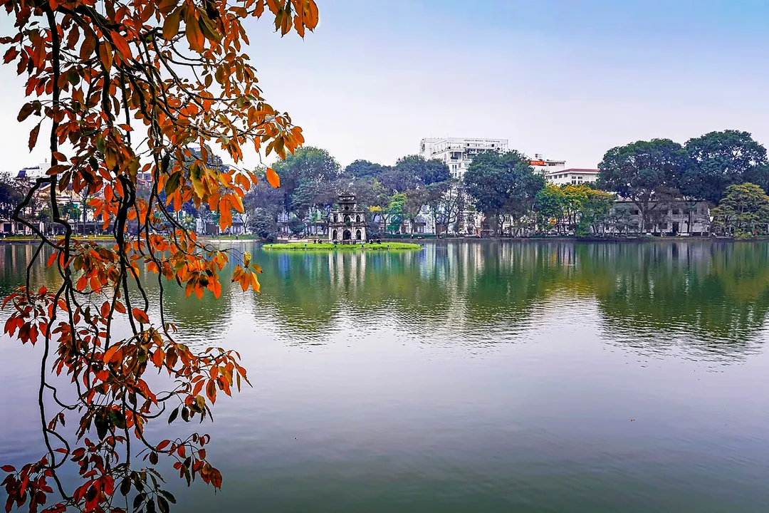 Hồ Hoàn Kiếm còn được gọi là Hồ Gươm, là một hồ nước ngọt tự nhiên nằm ở trung tâm thành phố Hà Nội, Việt Nam.