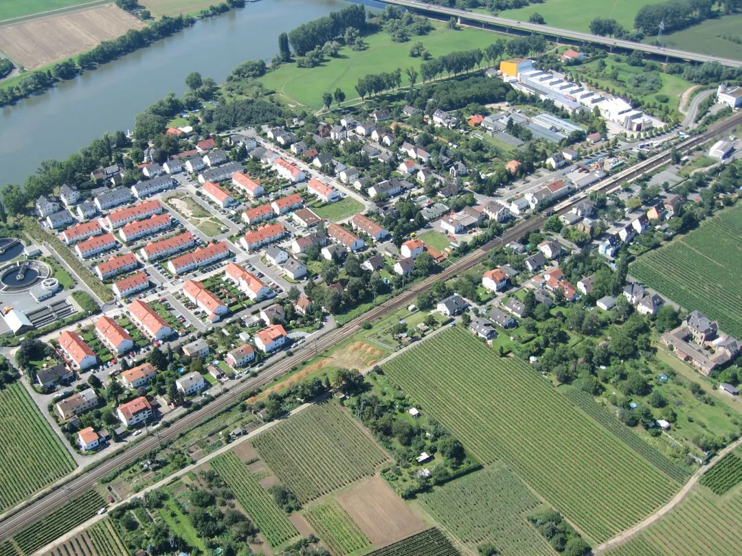 Hochheimer Südstadt mit Kläranlage aufgenommen vom Gleitschirm aus am 13.Aug.2005.