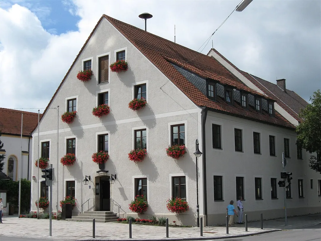 Pfarrer-Wenk-Platz 1; Rathaus, Ehemaliger Pfarrhof, dann Rathaus. Stattlicher Satteldachbau mit barocken Putzgliederungen, 1725. D-1-84-129-2