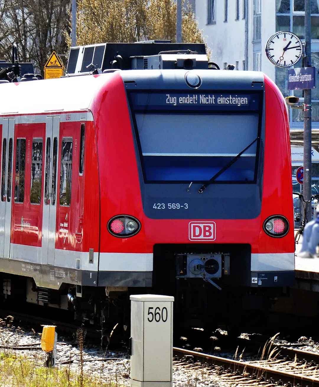 Bahnhof Höhenkirchen-Siegertsbrunn, ET 423 mit der Anzeige „Zug endet! Nicht einsteigen“.