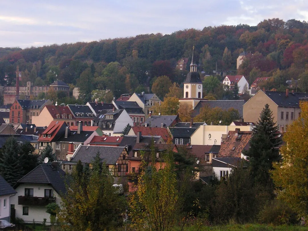 Blick auf Hohenstein-Ernstthal.

Autor / Quelle: Selbst fotografiert im Herbst 2005.
Lizenz: Keine Rechte vorbehalten. (Gemeinfrei)