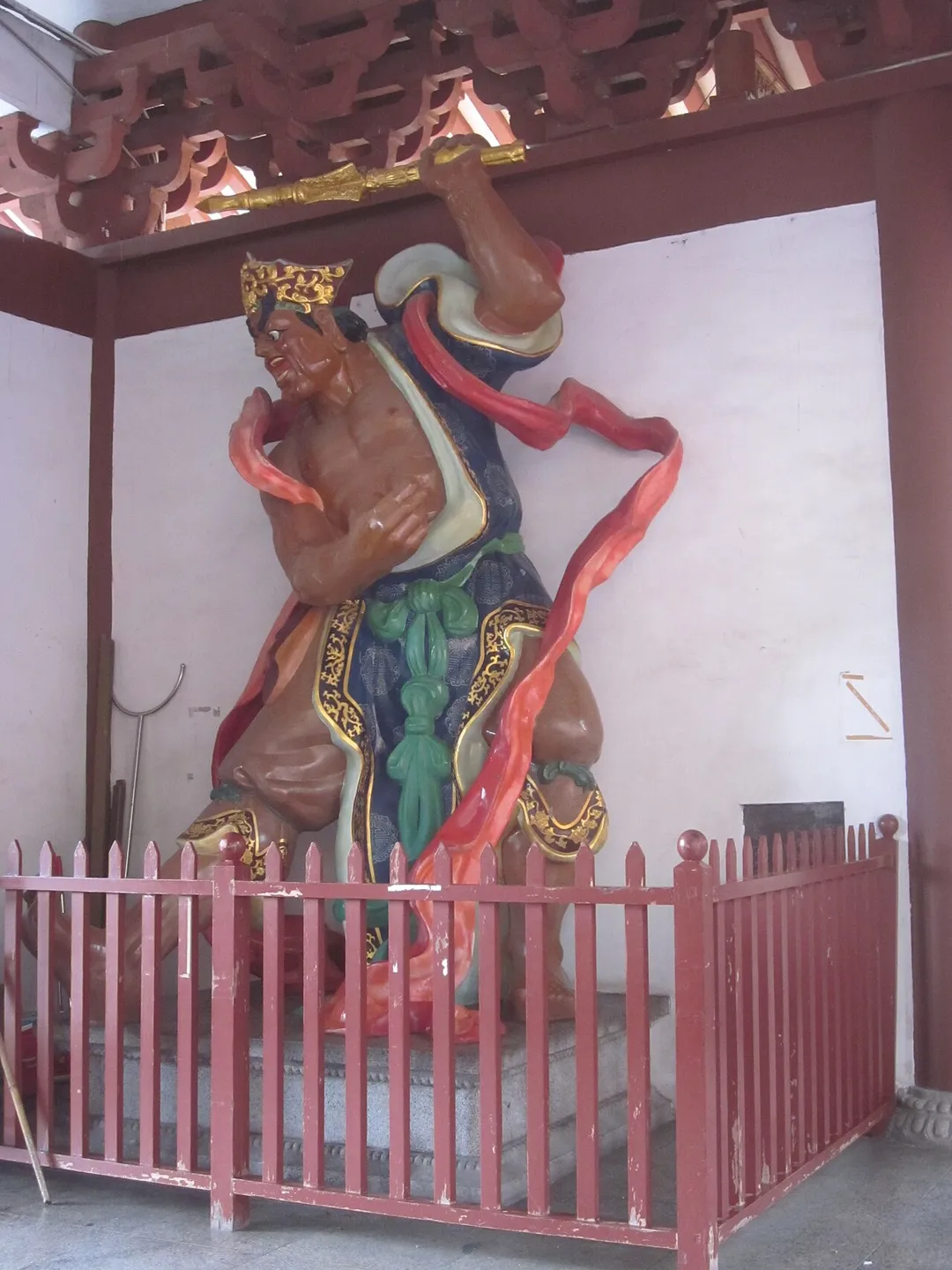 Ha (哈将军) inside in the Sanmon of Hongfa Temple, in Shenzhen, Guangdong, China. The generic name for statues with an open mouth is agyō (哈将军 lit. "a" shape), that for those with a closed mouth ungyō (哼将军 lit. "un" shape"). Hongfa Temple (弘法寺), is a Buddhist temple located in Bao'an District of Shenzhen city, south China's Guangdong province.
