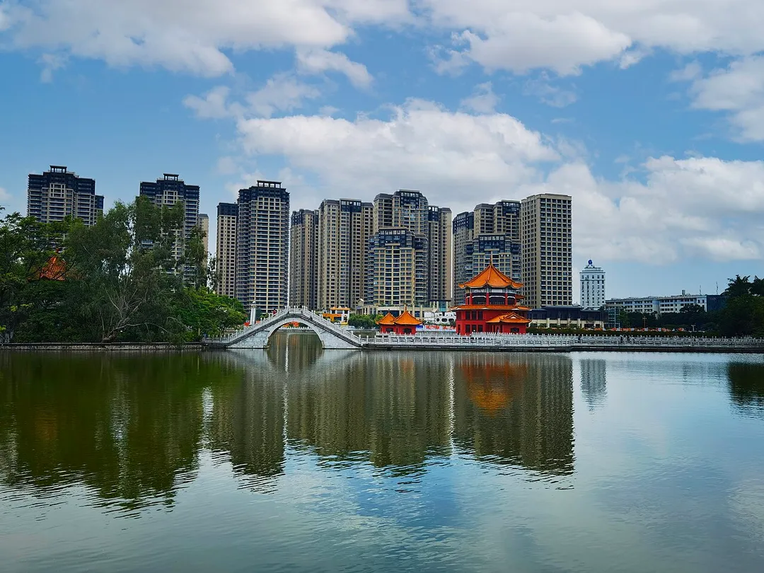 ​蒙自标志性景观，南湖揽胜楼远景