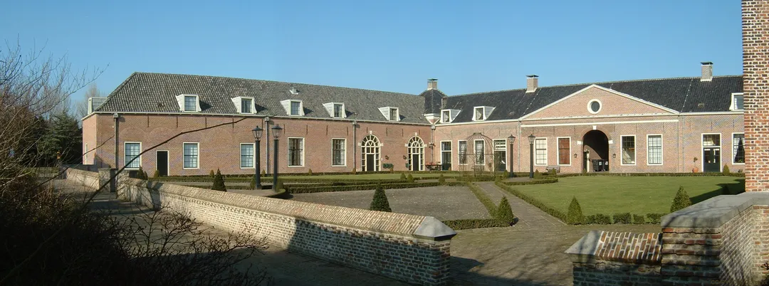 Binnentuin van Huis Honselersdijk - eigen werk.
Dit is niet het originele Huis Honselersdijk, maar de Nederhof. Dat is het 'dienstgebouw' dat plaats bood aan stallen en personeel. Het oorspronkelijke Huis Honselersdijk, een van de mooiste Paleizen van Frederik Hendrik, is begin 19e eeuw afgebroken.