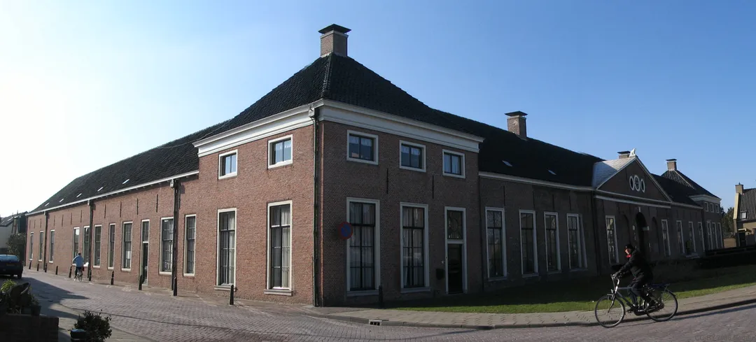 Huis Honselersdijk te Honselersdijk - foto gemaakt door Noorse, vrijgegeven onder CC-BY-2.5
nl:Categorie:Afbeelding gemeente Westland

Dit is niet her originele Huis Honselersdijk, maar de Nederhof. Dat is het 'dienstgebouw' dat plaats bood aan stallen en personeel. Het oorspronkelijke Huis Honselersdijk, een van de mooiste Paleizen van Frederik Hendrik, is begin 19e eeuw afgebroken.