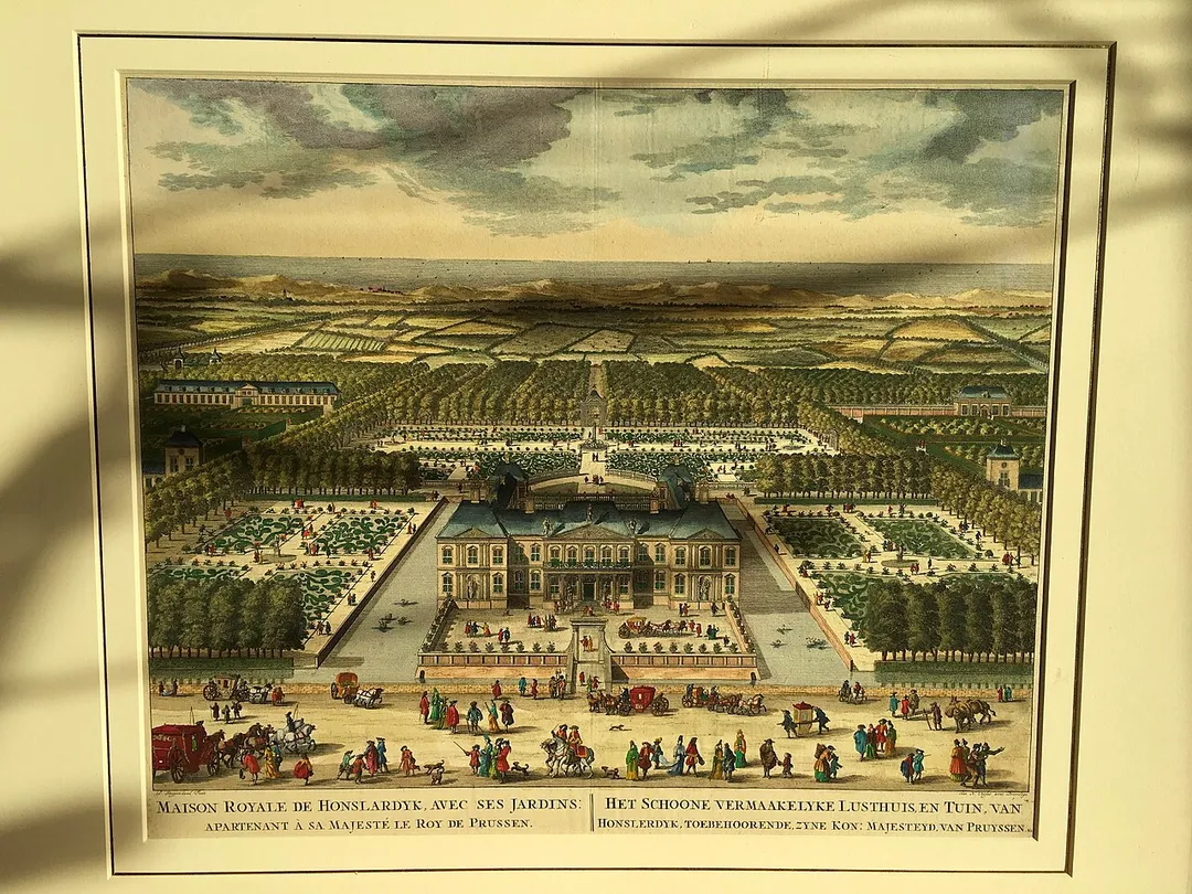 Paleis Honselaarsdijk in vogelvlucht, Daniël Stopendaal, Nicolaes Visscher (II), onbekend, 1682 - 1726:
Het schoone vermaakelijke lusthuis, en tuin, van Honslerdyk, toebehoorende, zyne kon: majesteyd, van Pruyssen / Maison Royale de Honslardyk, avec ses jardins: apartenant à sa majesté le roy de Prussen (titel op object)
Gezicht op Paleis Honselaarsdijk met de tuinen en landerijen in vogelvlucht. Op het voorplein een koets met vier paarden. Op de voorgrond koetsen, een draagstoel, elegant geklede wandelaars, ruiters, bedelaars en kooplieden.

(DH collectie/ DH Collection)