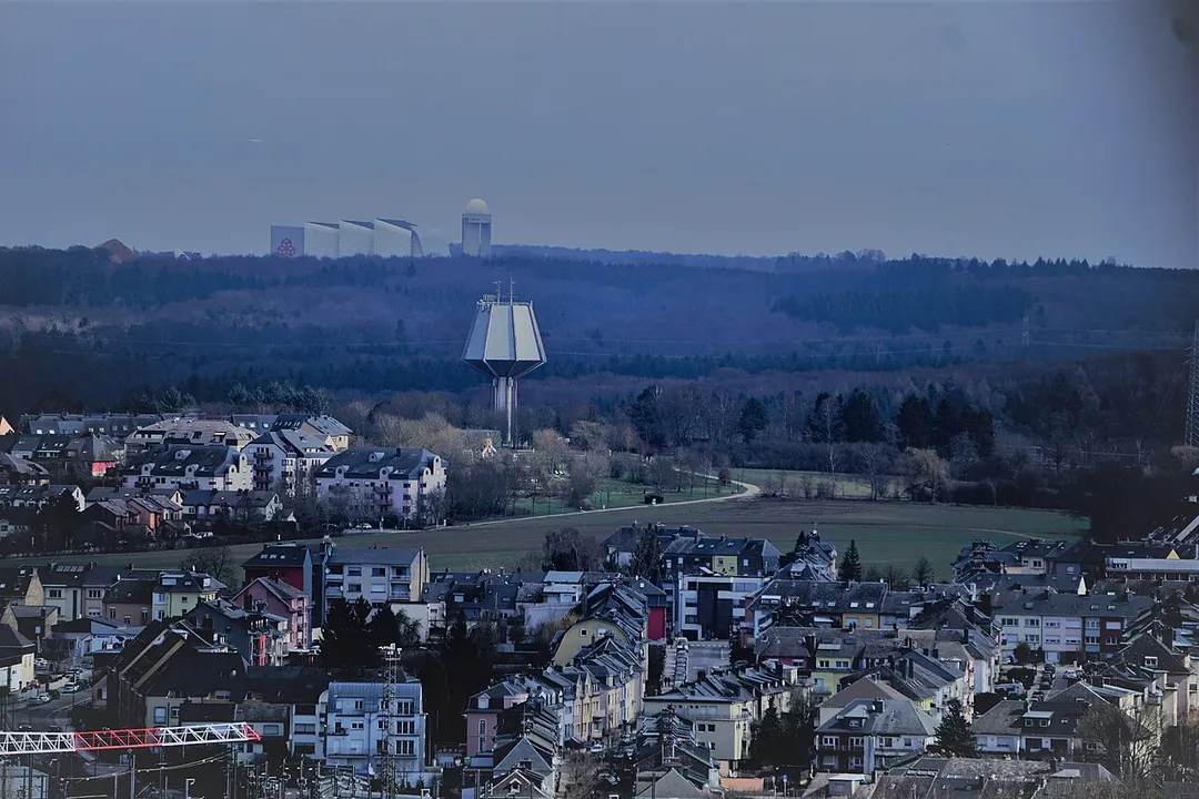 Luxembourg, vue sur la localité de Howald et le quartier Bonnevoie (château d'eau Kaltreis), prise depuis le château d'eau de la Cloche d'Or.