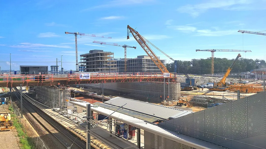 Gare Howald: construction works for platform 2, new tracks and for extension of bridge for tram and busses.