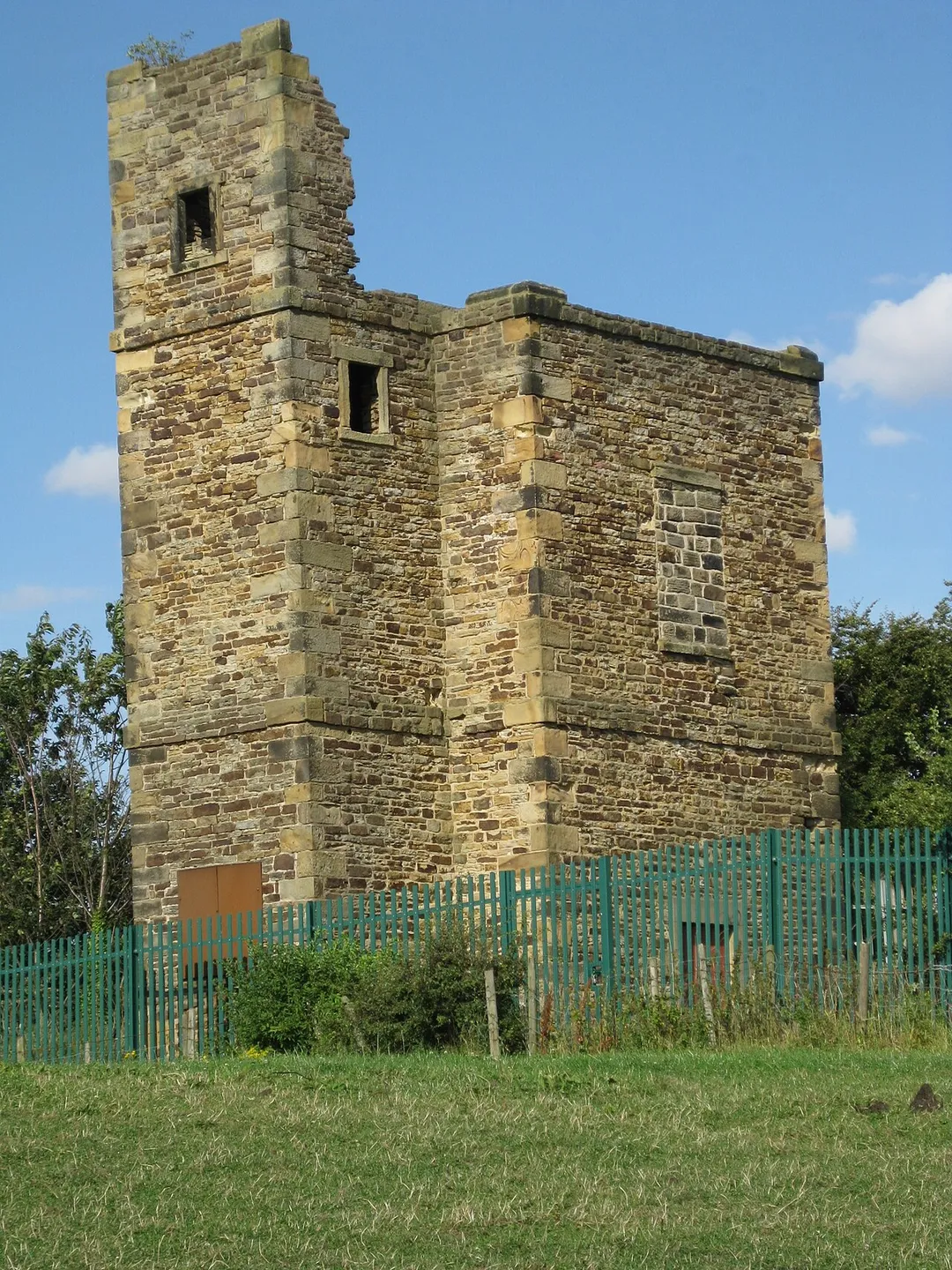 Lowe Stand, Nether Hawshaw Lane, Hoyland, South Yorkshire. Built about 1750, probably as a hunting lodge and lookout. Now partly ruined.