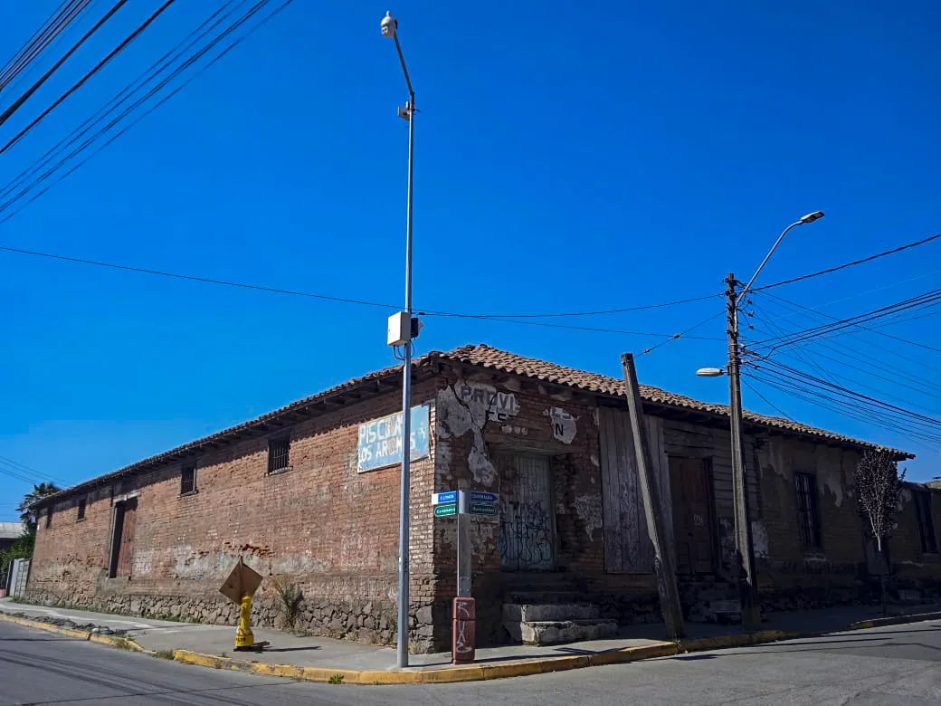 Esta fotografiá representa un lugar histórico de la comuna de Hualqui, el cual es una estructura de almacenaje llamada el bodegón, que se ocupaba en la época en que solo el tren era uno de los únicos medios de poder comerciar con las otras comunas, por lo cual en esta bodega se almacenaba diversas especies para luego cargarlas en el tren que correspondía.