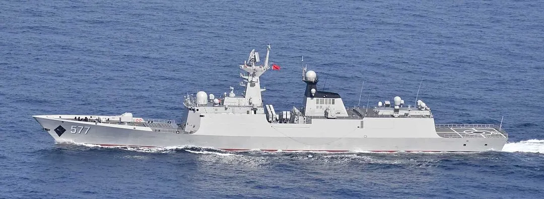 ７月１３日（月）午前７時頃、海上自衛隊第１１護衛隊所属「あまぎり」（横須賀）、第３ミサイル艇隊所属「おおたか」（佐世保）及び第５航空群所属「Ｐ－３Ｃ」（那覇）が久米島の北西約１５０ｋｍの海域を南東進する中国海軍ジャンカイⅡ級フリゲート１隻を確認した。
その後、当該艦艇は沖縄本島と宮古島の間の海域を南下し、一時的に太平洋に進出したが、１８日（土）に沖縄本島と宮古島の間の海域を北上し、東シナ海へ向けて航行したことを確認した。