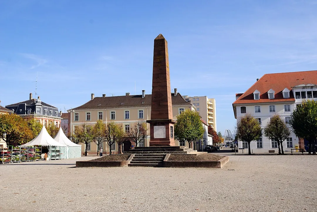 Huningue: Place Abbatucci, rechts im Hintergrund die Dreiländerbrücke