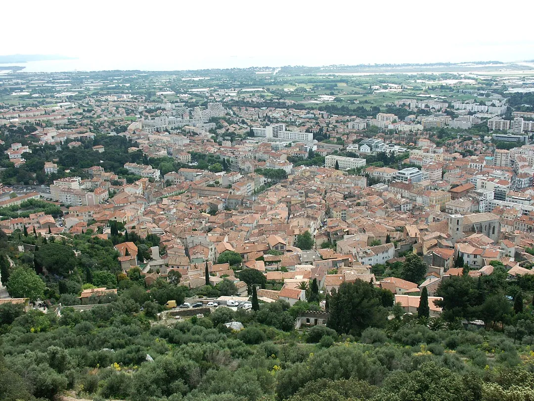 Hyères, la vieille ville vue depuis le point de vue du château. Sur la droite, l'église Saint-Paul.