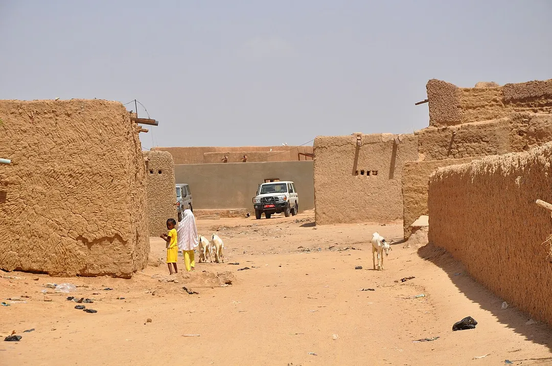 Back street with traditional architecture In-Gall, a town in central Niger (rural commune of In-Gall, Tchirozerine department, Agadez region).