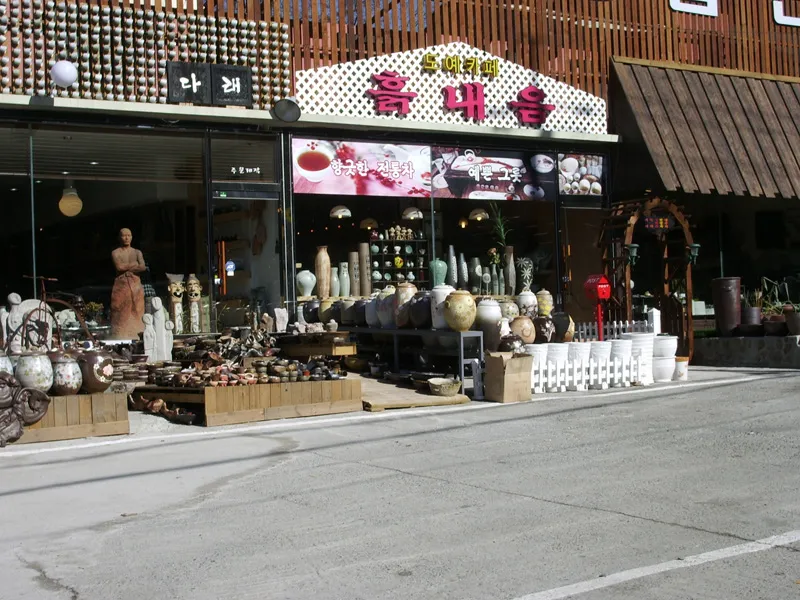 Ceramic shops, Icheon