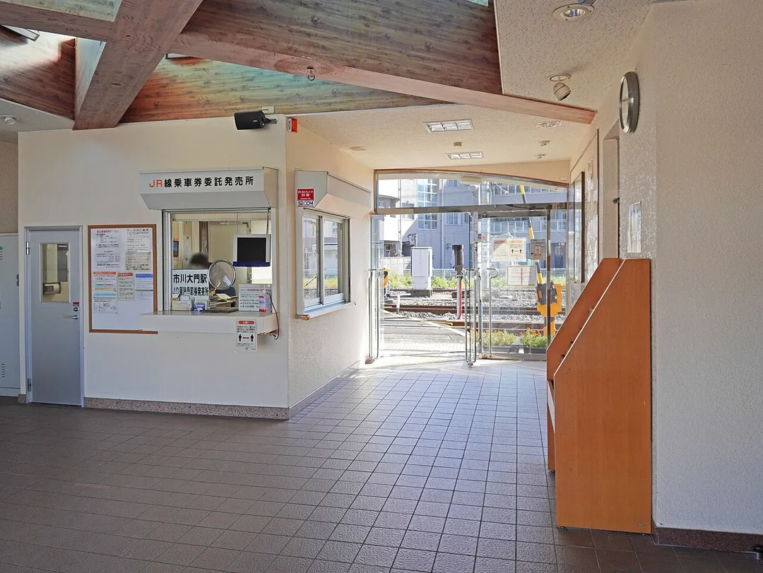 Gate of JR Central Ichikawadaimon Station