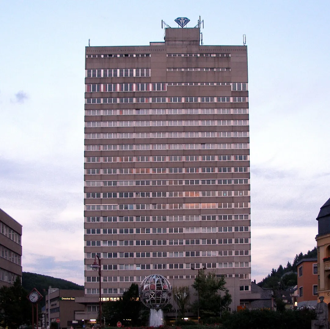 Die Deutsche Diamant- und Edelsteinbörse in Idar-Oberstein. Blick über den Schleiferplatz.