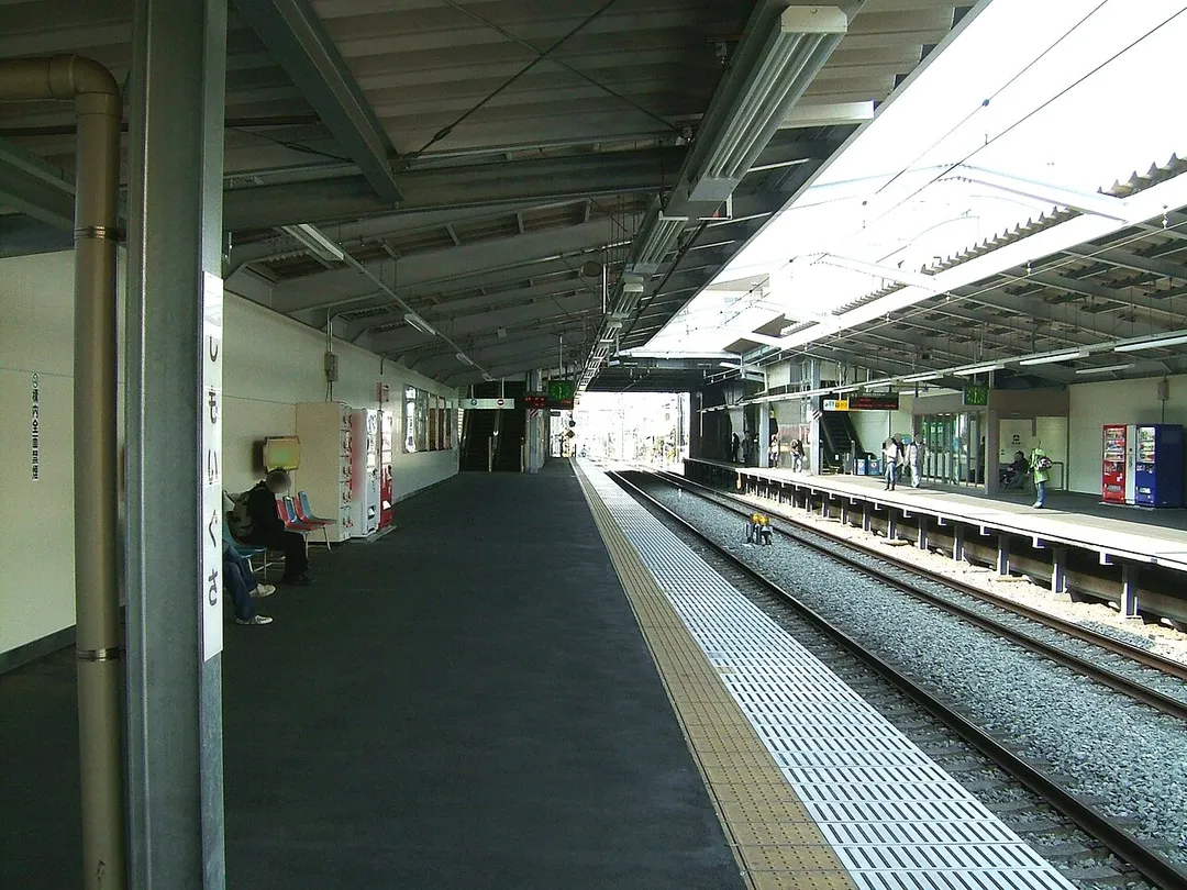 Shimo-Igusa Station platform (Seibu Shinjuku Line)