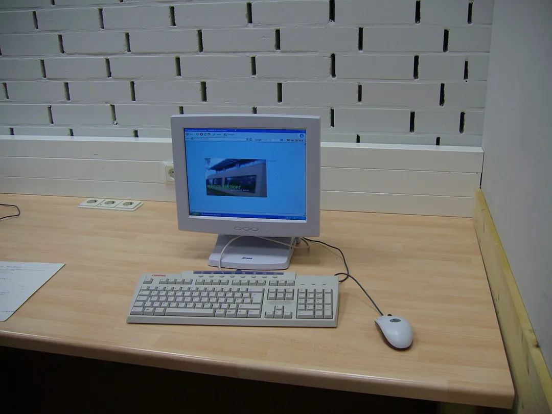 Ein Computer-Monitor von iiyama mit Tastatur und Maus im Internetcafé des Georg-Büchner-Gymansiums in Seelze