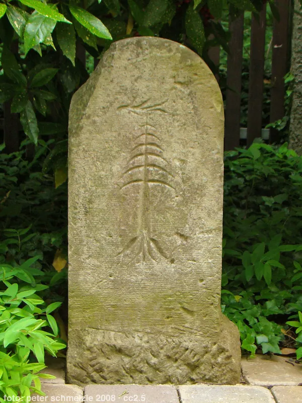 Historischer Grenzstein mit Ilsfelder Wappen (Hirschstange über Baum), aufgestellt bei der evang. Kirche Ilsfeld