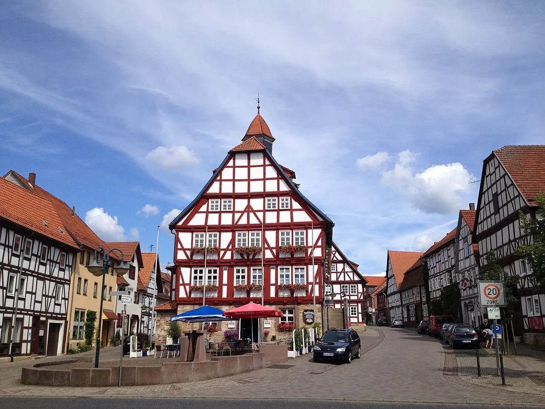Das Fachwerkrathaus von Immenhausen; im Vordergrund verlaufen der Reinhardswald-Radweg und der Märchenland-Radrundweg