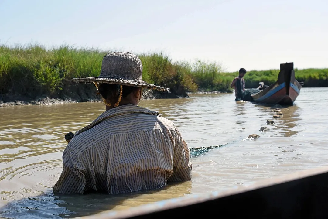 A man and a woman fishing close to their village in Kyonkadun, in the Pyapon Township, in Myanmar.
Photo: Michelle Ng / IWMI