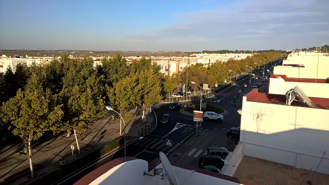 Vista al atardecer de la sección oeste de la Ronda Norte de Isla Cristina