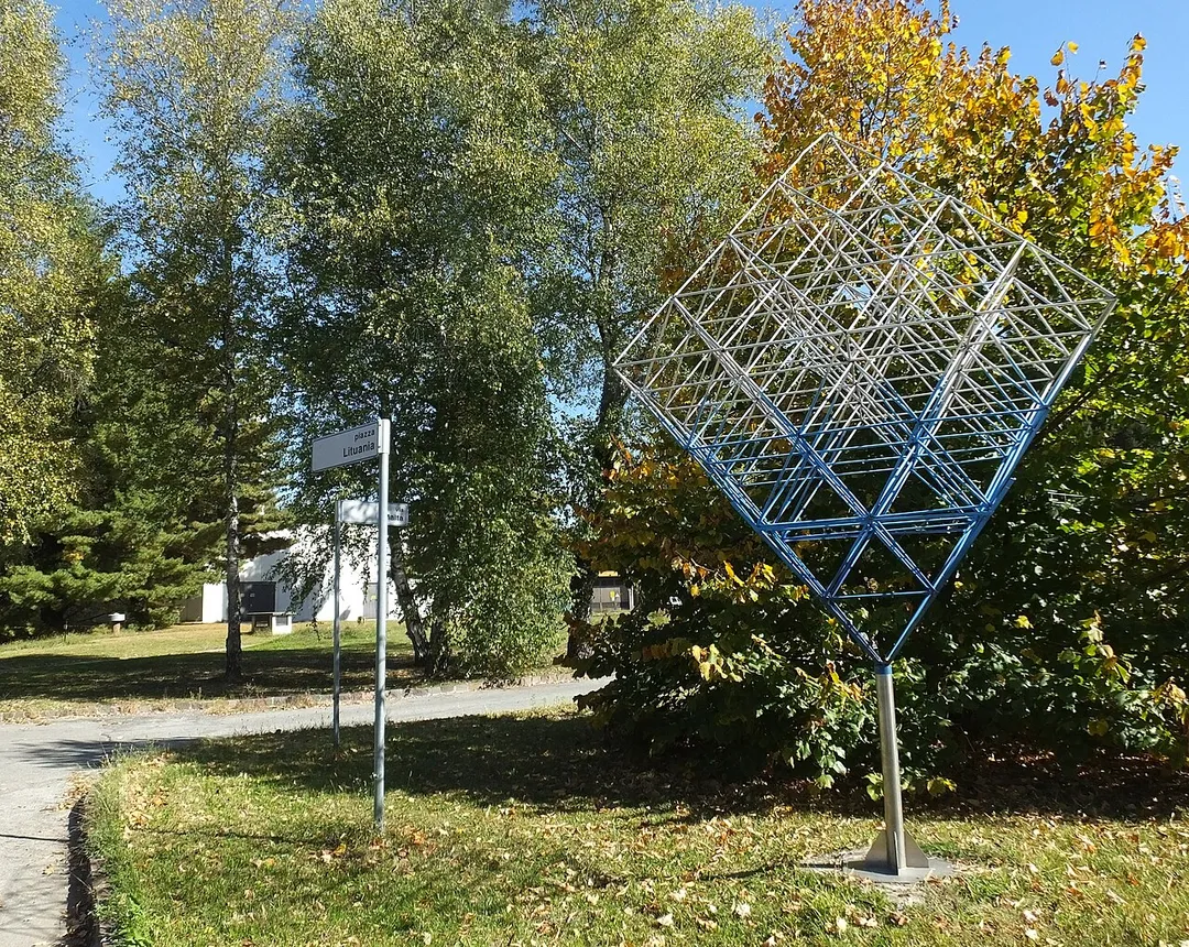 Wspólne Centrum Badawcze w Isprze. Rzeźba na rogu ulicy Maltańskiej i placu Litewskiego
