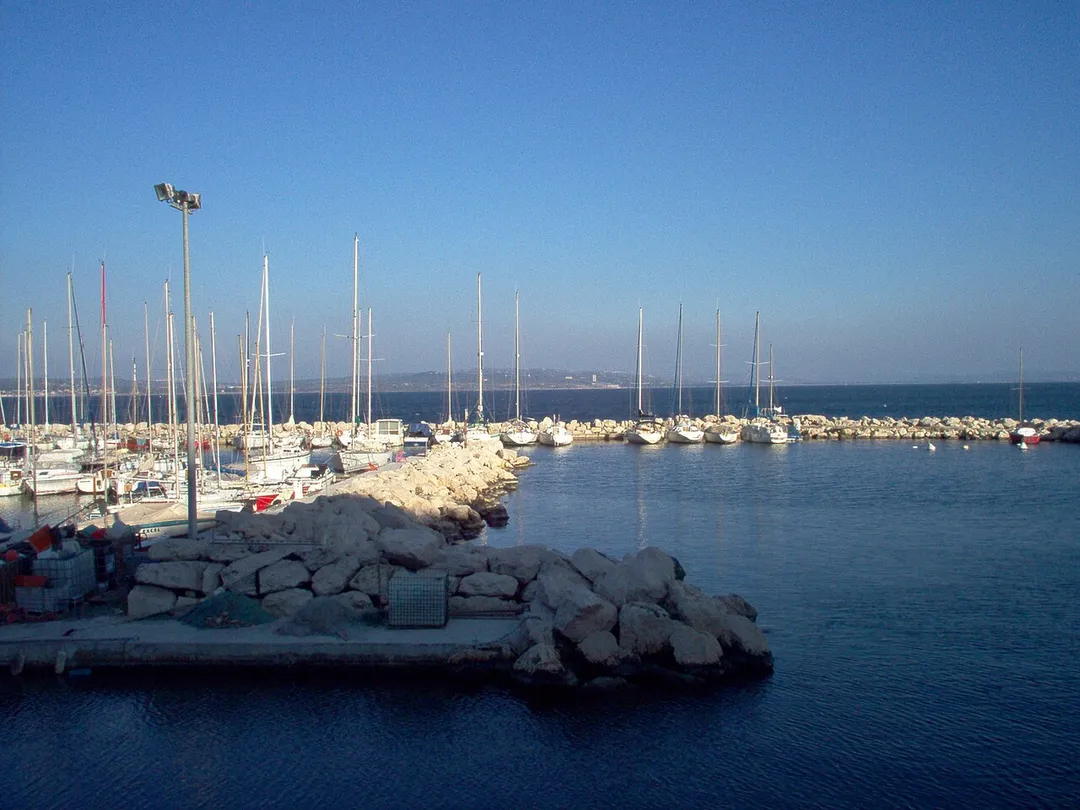 Photo taken by myself (User:GôTô) in 2006 at Istres, France.
