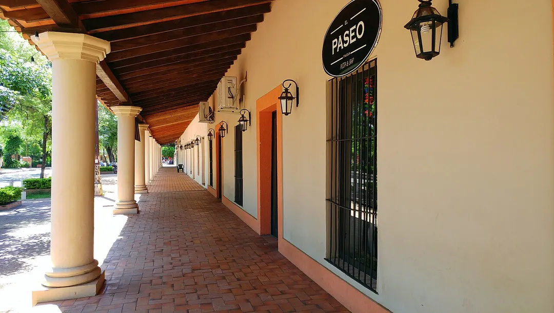 Colonnade house in Itaugua