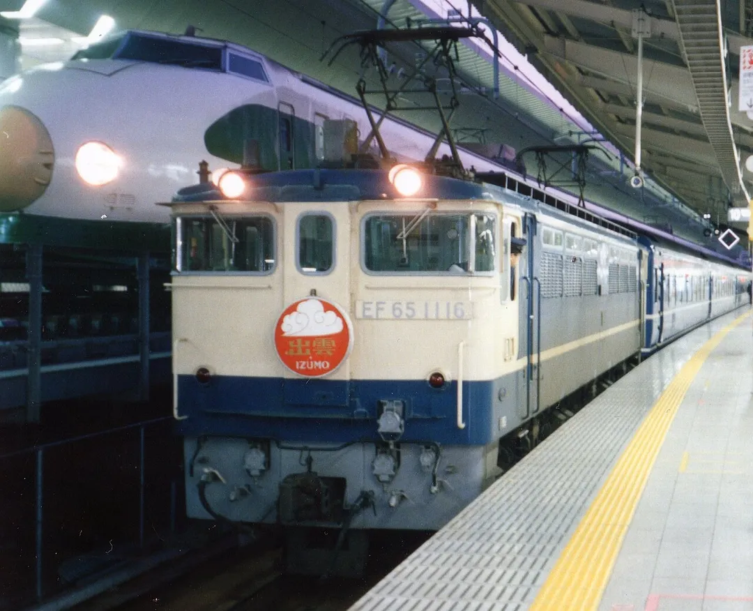JR East class EF65-1000 electric locomotive EF65-1116 on the Izumo 4 overnight sleeping car service at Tokyo Station