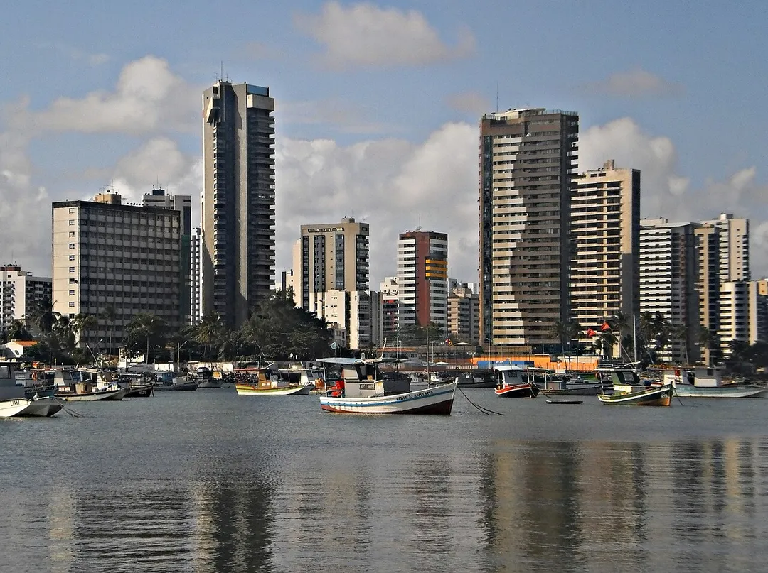 prédios e barcos vistos do dique e Candeias