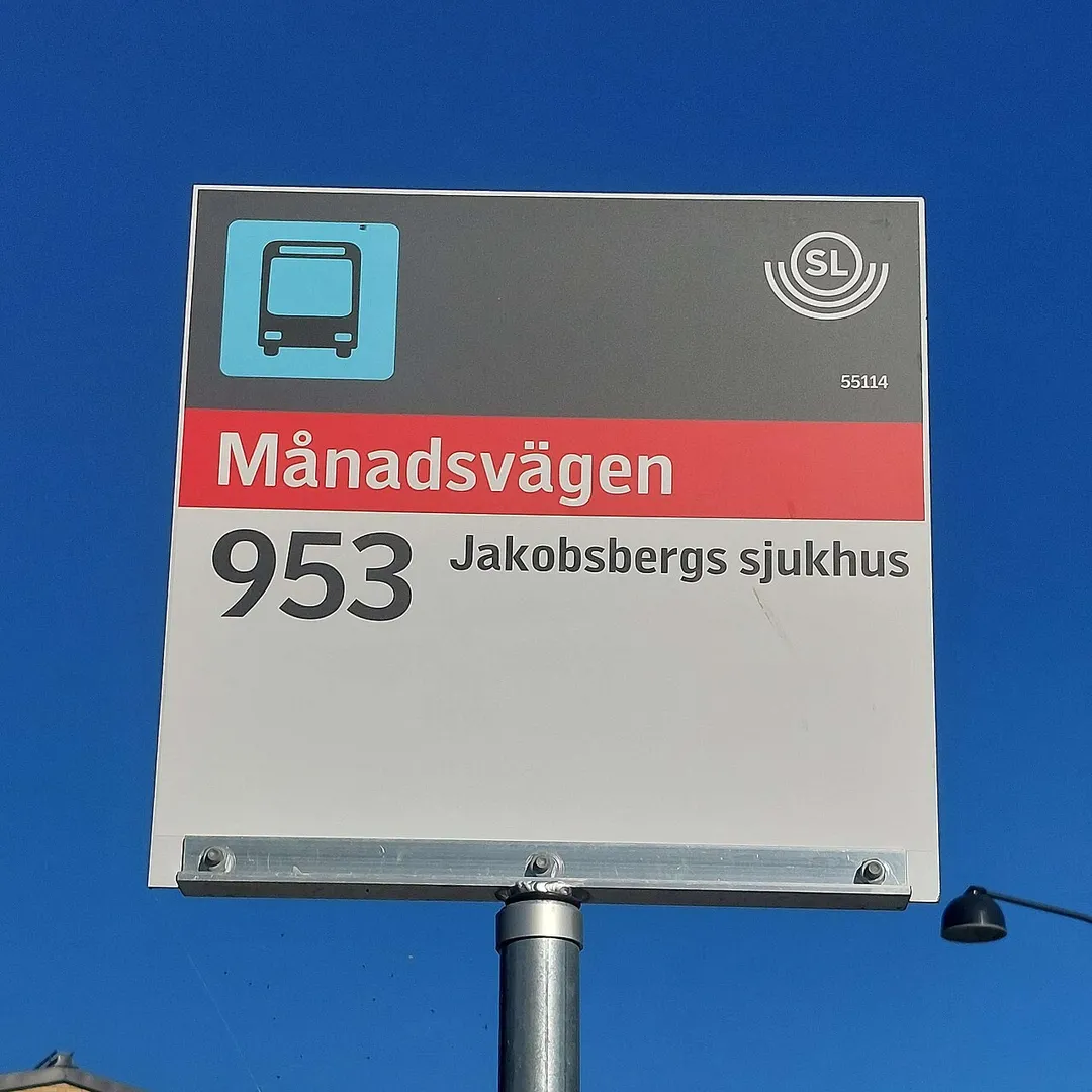 A SL bus stop sign in Jakobsberg, north of Stockholm, using the visual identity introduced in 2016