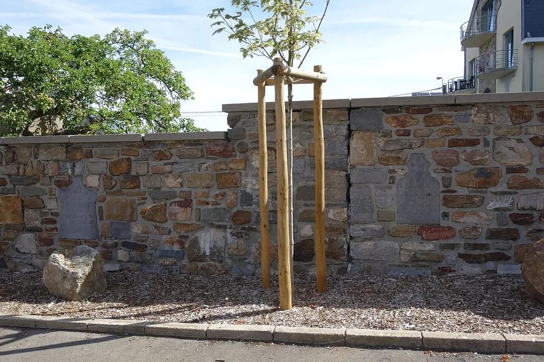 Kerkhofmuur met ingemetselde grafkruisen naast de Sint-Michielskerk in Jalhay, België, in juli 2020.