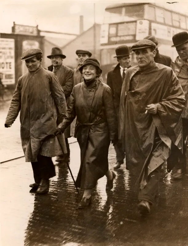 Ellen Cicely Wilkinson à la tête des Jarrow Marchers dans le district de Cricklewood à Londres