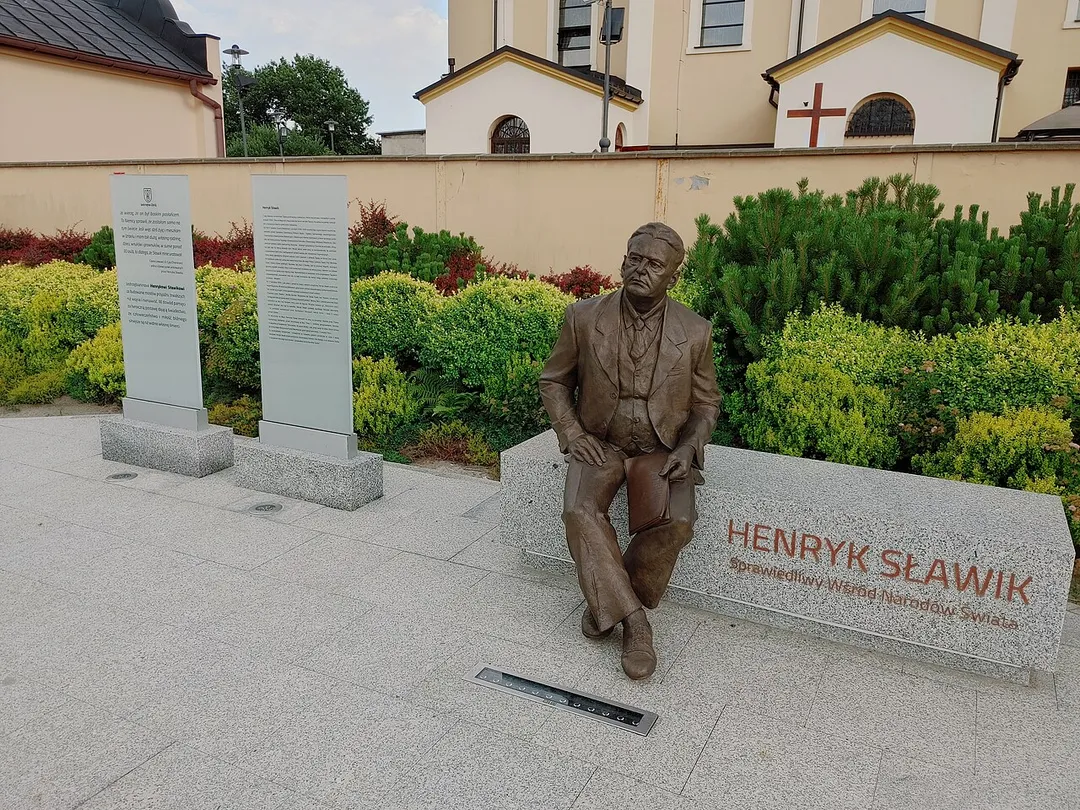 Pomnik Henryka Sławika przed kościołem w Szerokiej odsłonięty 7 czerwca 2021 roku.