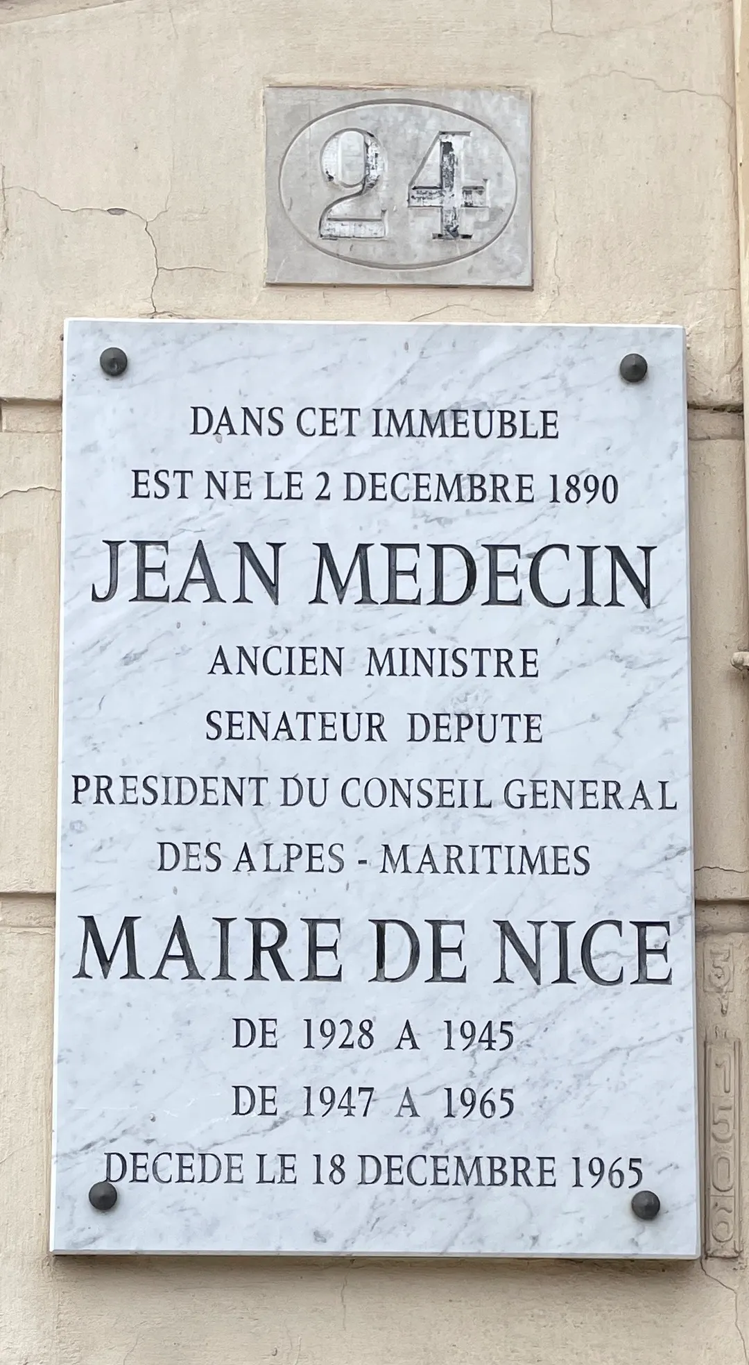 Text of the commemorative plaque:
"In this building was born on December 2, 1890 Jean Médecin, former minister, senator-deputy, president of the Departmental Council of Alpes-Maritimes, mayor of Nice from 1928 to 1945 and from 1947 to 1965, died on December 18, 1965"