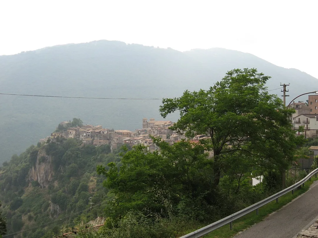 Jenne village seen from the road