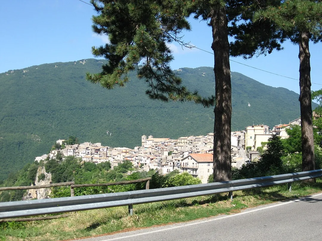 Jenne village seen from the road