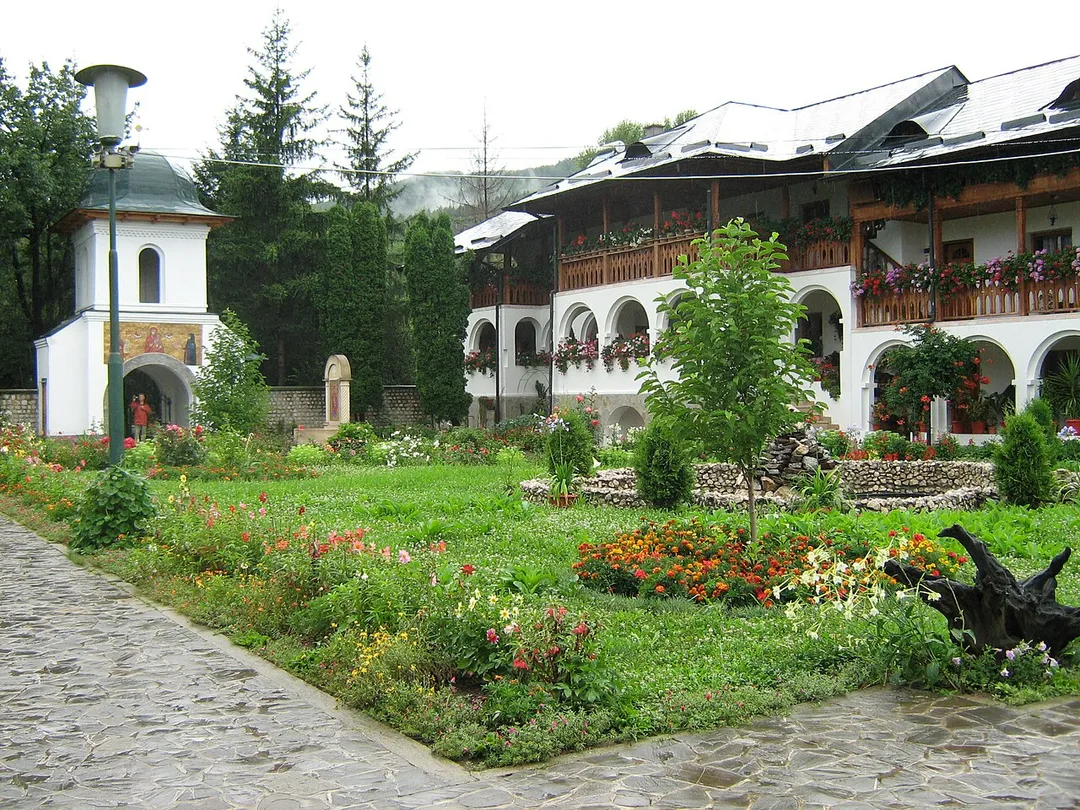 Curtea schitului Ostrov