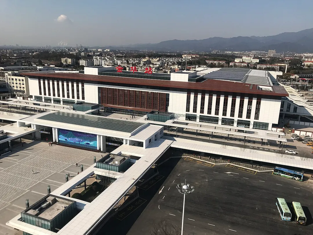 Two things surprised me: Jinhua Station South Entrance re-opened before the end of 2018; there is still a sunny day at the end of 2018.