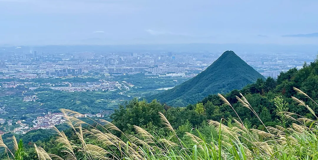 Views of Mount Jianfeng and Jinhua City from North Mountain