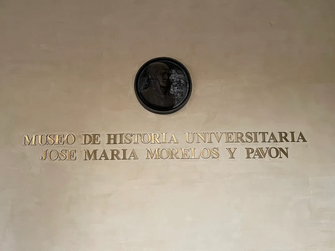 Entrada al Museo de Historia Universitaria "José María Morelos y Pavón" en el Edificio Central de Rectoría de la Universidad Autónoma del Estado de México
