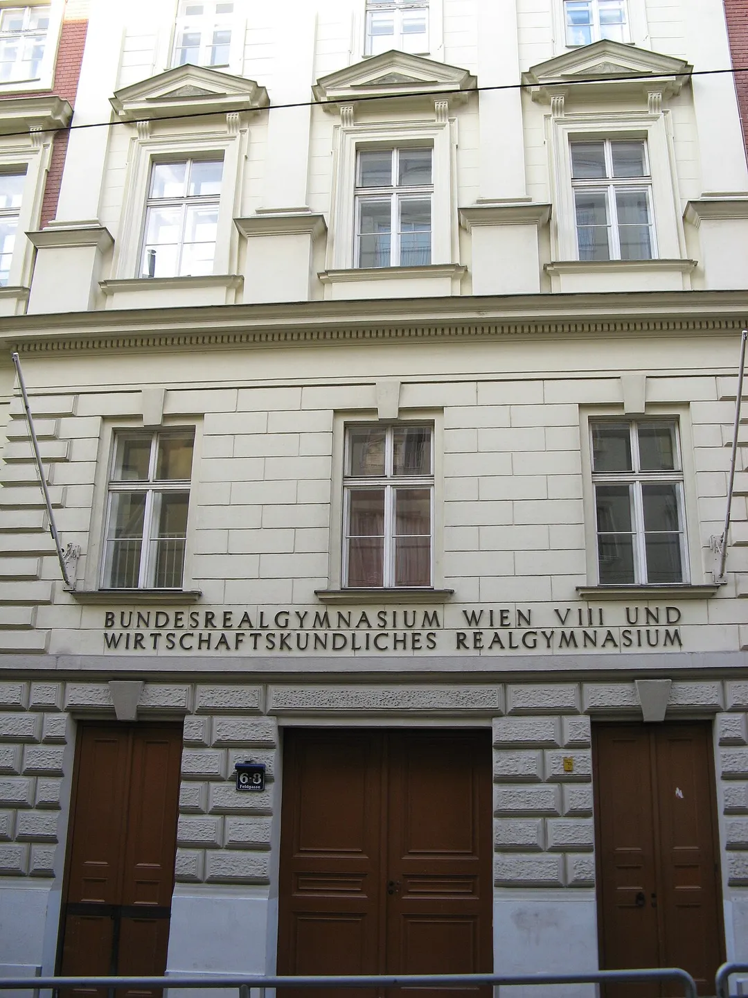 Eingang des RG/WRG Feldgasse im 8. Wiener Gemeindebezirk, Feldgasse 6-8