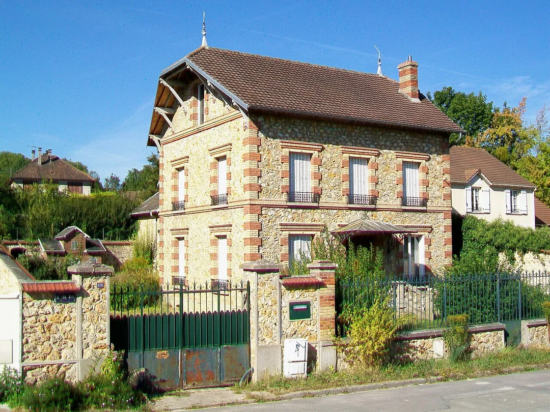 Meulière caractéristique de l'Île-de-France, à la fin de la Grande-rue.