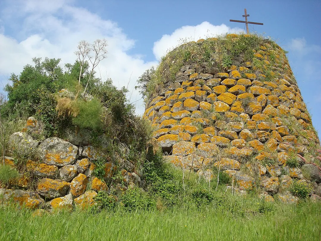 Nuraghe visto dalle rovine della seconda torre.